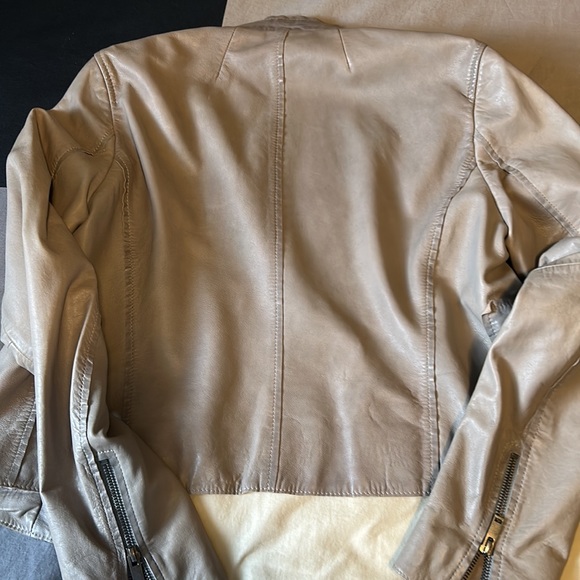 Leather jacket in light grey. - Picture 5 of 10